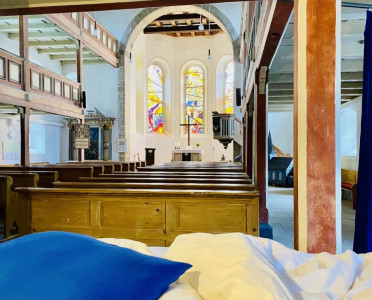 Ein Bett unter Kirchenglocken
