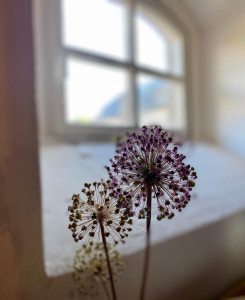 Ein Bett unter Kirchenglocken