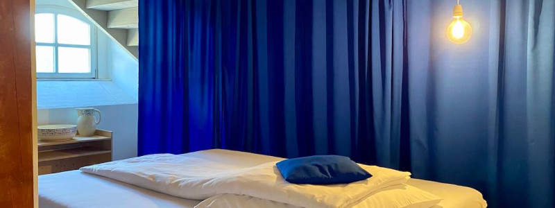 Ein Bett unter Kirchenglocken