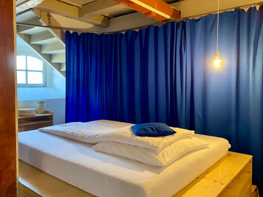 Ein Bett unter Kirchenglocken