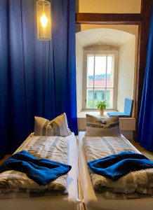 Ein Bett unter Kirchenglocken