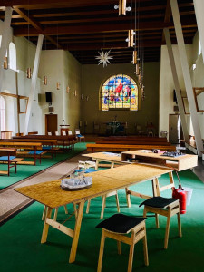 Ein Bett unter Kirchenglocken