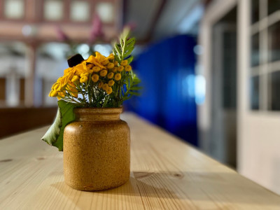 Ein Bett unter Kirchenglocken