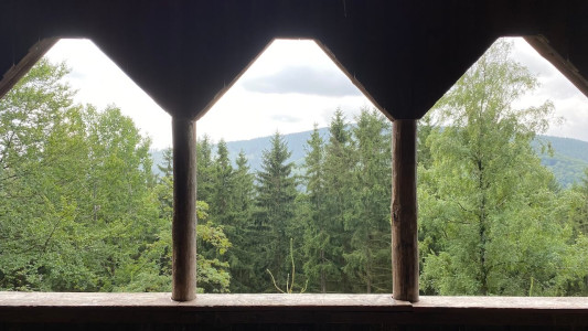 Ein Bett unter Kirchenglocken