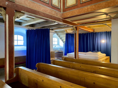 Ein Bett unter Kirchenglocken