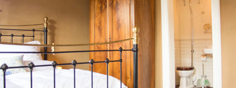 koeln weiss staedtereise urlaub in deutschland nachhaltige unterkunft boutique hotel ferienwohnung antik vintage cafe patisserie backsteinhaus bett bad