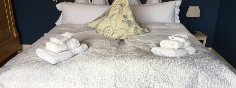 koeln weiss staedtereise urlaub in deutschland nachhaltige unterkunft boutique hotel ferienwohnung antik vintage cafe patisserie backsteinhaus bett