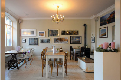 koeln weiss staedtereise urlaub in deutschland nachhaltige unterkunft boutique hotel ferienwohnung antik vintage cafe patisserie backsteinhaus fruehstuecksraum