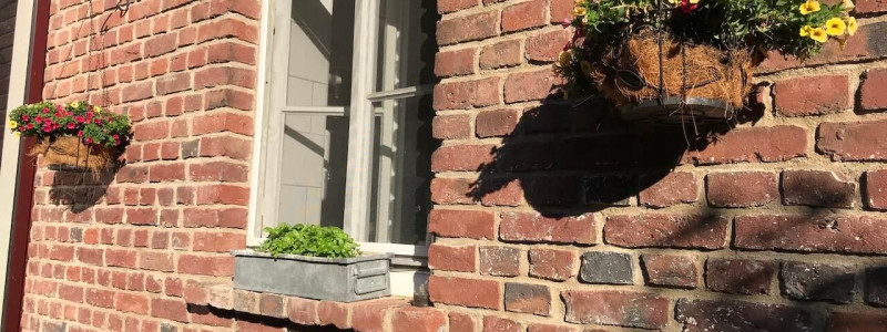 koeln weiss staedtereise urlaub in deutschland nachhaltige unterkunft boutique hotel ferienwohnung antik vintage cafe patisserie backsteinhaus frontansicht