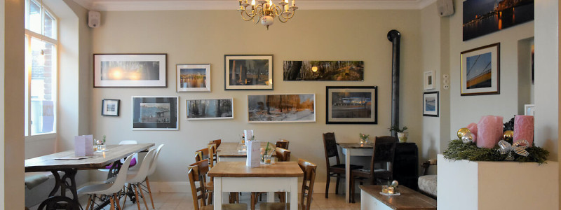 koeln weiss staedtereise urlaub in deutschland nachhaltige unterkunft boutique hotel ferienwohnung antik vintage cafe patisserie backsteinhaus fruehstuecksraum