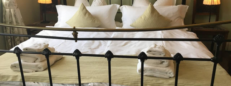 koeln weiss staedtereise urlaub in deutschland nachhaltige unterkunft boutique hotel ferienwohnung antik vintage cafe patisserie backsteinhaus bett