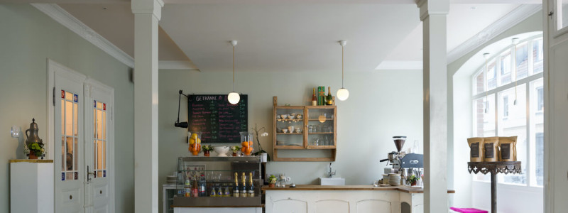 koeln weiss staedtereise urlaub in deutschland nachhaltige unterkunft boutique hotel ferienwohnung antik vintage cafe patisserie backsteinhaus fruehstuecksraum