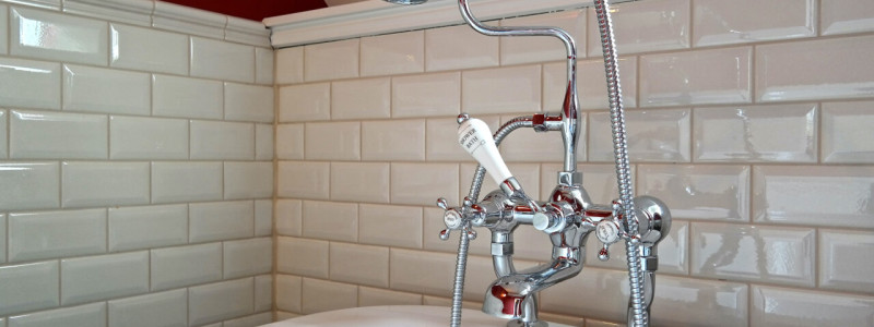 koeln weiss staedtereise urlaub in deutschland nachhaltige unterkunft boutique hotel ferienwohnung antik vintage cafe patisserie backsteinhaus badewanne