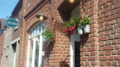 koeln weiss staedtereise urlaub in deutschland nachhaltige unterkunft boutique hotel ferienwohnung antik vintage cafe patisserie backsteinhaus