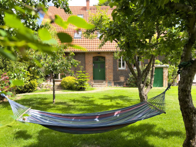 altes backhaus haselberg brandenburg oderbruch maerkisch oderland urlaub mit kindern familienurlaub nachhaltige ferienwohnungen denkmalgeschuetztes gutshaus aussenfassade haengematte garten