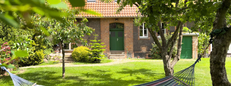 altes backhaus haselberg brandenburg oderbruch maerkisch oderland urlaub mit kindern familienurlaub nachhaltige ferienwohnungen denkmalgeschuetztes gutshaus aussenfassade haengematte garten