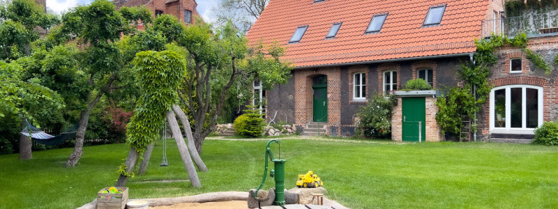 altes backhaus haselberg brandenburg oderbruch maerkisch oderland urlaub mit kindern familienurlaub nachhaltige ferienwohnungen denkmalgeschuetztes gutshaus aussenansicht garten sandkasten