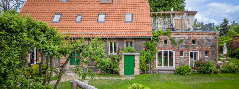 altes backhaus haselberg brandenburg oderbruch maerkisch oderland urlaub mit kindern familienurlaub nachhaltige ferienwohnungen denkmalgeschuetztes gutshaus aussenfassade garten sommer