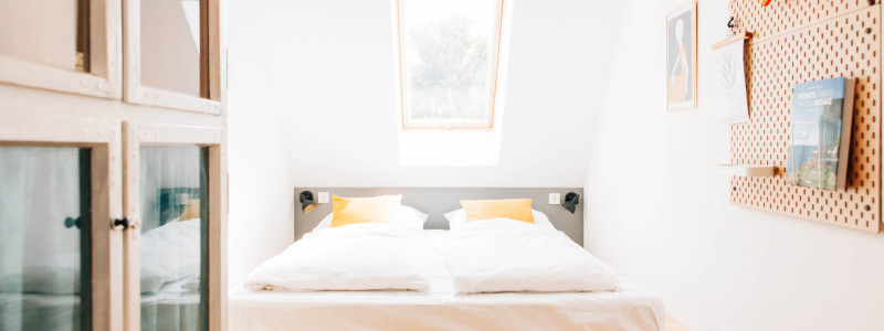 altes backhaus haselberg brandenburg oderbruch maerkisch oderland urlaub mit kindern familienurlaub nachhaltige ferienwohnungen denkmalgeschuetztes gutshaus schlafzimmer anton