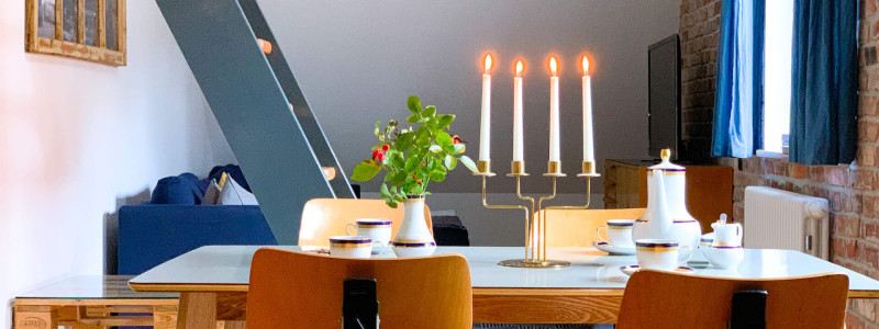 altes backhaus haselberg brandenburg oderbruch maerkisch oderland urlaub mit kindern familienurlaub nachhaltige ferienwohnungen denkmalgeschuetztes gutshaus esstisch anton