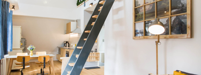 altes backhaus haselberg brandenburg oderbruch maerkisch oderland urlaub mit kindern familienurlaub nachhaltige ferienwohnungen denkmalgeschuetztes gutshaus essbereich anton wohnraun