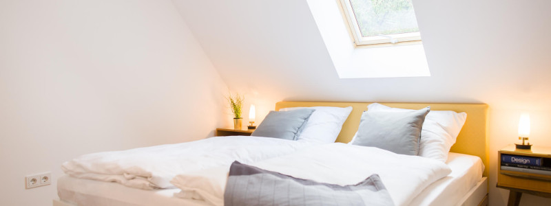 altes backhaus haselberg brandenburg oderbruch maerkisch oderland urlaub mit kindern familienurlaub nachhaltige ferienwohnungen denkmalgeschuetztes gutshaus schlafzimmer anton