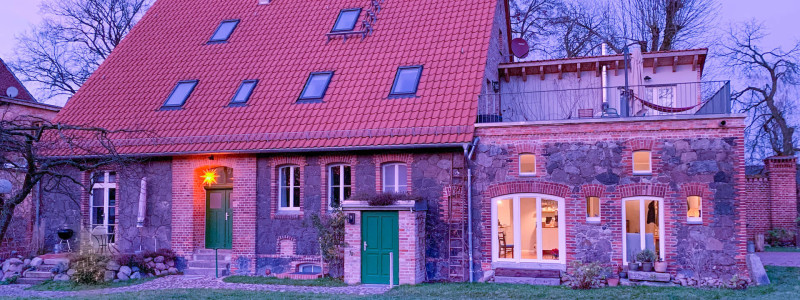 altes backhaus haselberg brandenburg oderbruch maerkisch oderland urlaub mit kindern familienurlaub nachhaltige ferienwohnungen denkmalgeschuetztes gutshaus winter garten aussenansicht