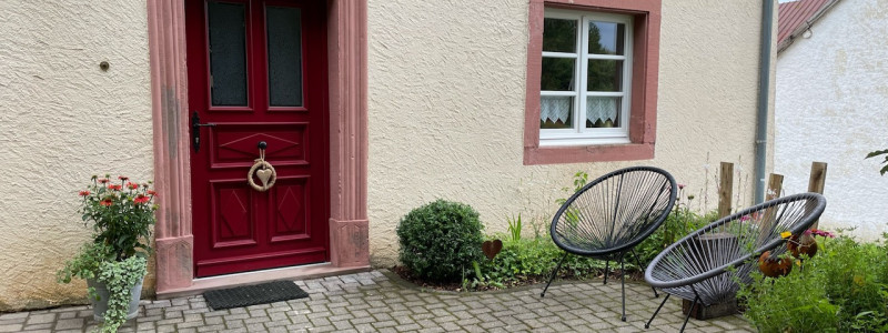 altes pfarrhaus denkmalschutz lehmputz hanf jute dämmung kalkputz sanierung mit natuerlichen baumaterialien flohmarktfunde vintage second hand recycling upcycling retro eifel nachhaltiger urlaub in der natur suedeifel luxemburg belgien mit der familie haustuer