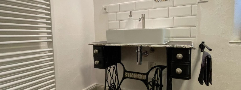 altes pfarrhaus denkmalschutz lehmputz hanf jute dämmung kalkputz sanierung mit natuerlichen baumaterialien flohmarktfunde vintage second hand recycling upcycling retro eifel nachhaltiger urlaub in der natur suedeifel luxemburg belgien mit der familie alter naehtisch waschbecken bad