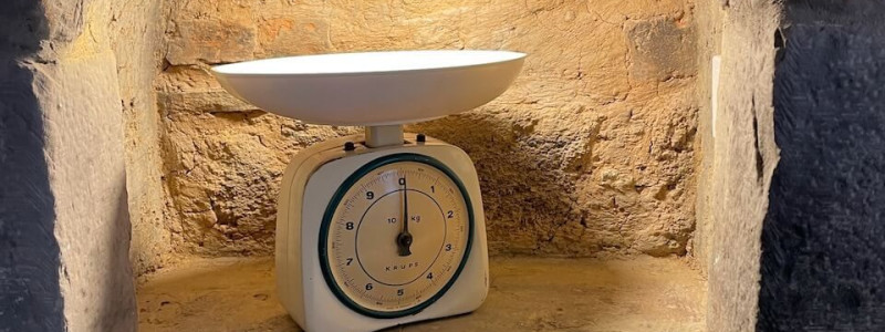 altes pfarrhaus denkmalschutz lehmputz hanf jute dämmung kalkputz sanierung mit natuerlichen baumaterialien flohmarktfunde vintage second hand recycling upcycling retro eifel nachhaltiger urlaub in der natur suedeifel luxemburg belgien mit der familie waage