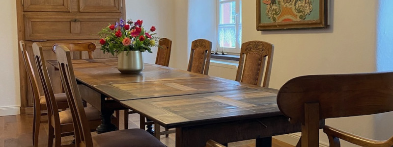 altes pfarrhaus denkmalschutz lehmputz hanf jute dämmung kalkputz sanierung mit natuerlichen baumaterialien flohmarktfunde vintage second hand recycling upcycling retro eifel nachhaltiger urlaub in der natur suedeifel luxemburg belgien mit der familie esstisch