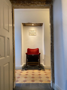 altes pfarrhaus denkmalschutz lehmputz hanf jute dämmung kalkputz sanierung mit natuerlichen baumaterialien flohmarktfunde vintage second hand recycling upcycling retro eifel nachhaltiger urlaub in der natur suedeifel luxemburg belgien mit der familie alter kinosessel