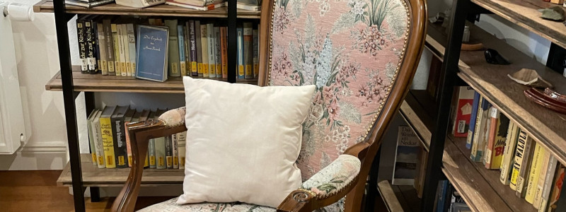 altes pfarrhaus denkmalschutz lehmputz hanf jute dämmung kalkputz sanierung mit natuerlichen baumaterialien flohmarktfunde vintage second hand recycling upcycling retro eifel nachhaltiger urlaub in der natur suedeifel luxemburg belgien mit der familie sessel bibliothek