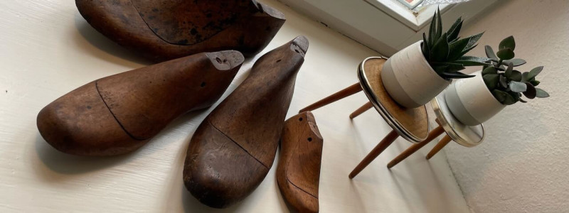 altes pfarrhaus denkmalschutz lehmputz hanf jute dämmung kalkputz sanierung mit natuerlichen baumaterialien flohmarktfunde vintage second hand recycling upcycling retro eifel nachhaltiger urlaub in der natur suedeifel luxemburg belgien mit der familie schuhspanner aus holz