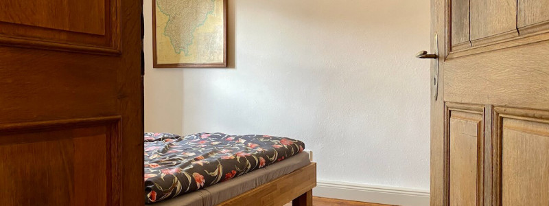 altes pfarrhaus denkmalschutz lehmputz hanf jute dämmung kalkputz sanierung mit natuerlichen baumaterialien flohmarktfunde vintage second hand recycling upcycling retro eifel nachhaltiger urlaub in der natur suedeifel luxemburg belgien mit der familie schlafzimmer