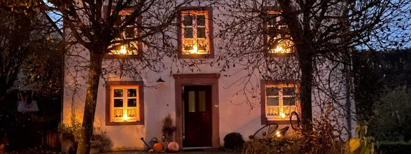 altes pfarrhaus denkmalschutz lehmputz hanf jute dämmung kalkputz sanierung mit natuerlichen baumaterialien flohmarktfunde vintage second hand recycling upcycling retro eifel nachhaltiger urlaub in der natur suedeifel luxemburg belgien mit der familie aussenansicht