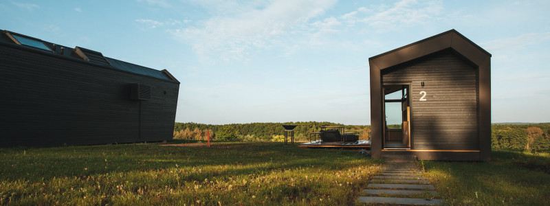 auszeit tollensesee mecklenburger seenplatte mecklenburg-vorpommern neubrandenburg energieneutral energiepositiv minimalhäuser tiny houses plastikvermeidung geringer co-2-fussabdruck holz ökologische bauweise photovoltaik urlaub mit kindern mit hund am wasser entspannung ruhe einsamkeit cabin 2