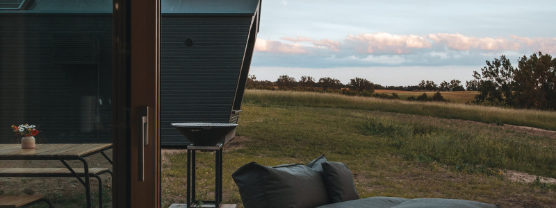 auszeit tollensesee mecklenburger seenplatte mecklenburg-vorpommern neubrandenburg energieneutral energiepositiv minimalhäuser tiny houses plastikvermeidung geringer co-2-fussabdruck holz ökologische bauweise photovoltaik urlaub mit kindern mit hund am wasser entspannung ruhe einsamkeit terrasse liegesack abenddämmerung