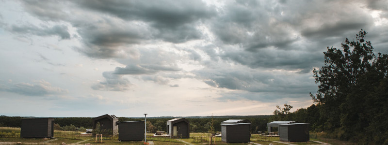 auszeit tollensesee mecklenburger seenplatte mecklenburg-vorpommern neubrandenburg energieneutral energiepositiv minimalhäuser tiny houses plastikvermeidung geringer co-2-fussabdruck holz ökologische bauweise photovoltaik urlaub mit kindern mit hund am wasser entspannung ruhe einsamkeit cabins aussenaufnahme