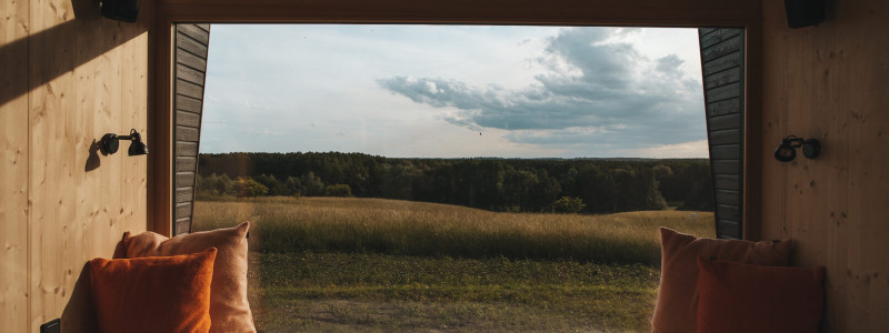 auszeit tollensesee mecklenburger seenplatte mecklenburg-vorpommern neubrandenburg energieneutral energiepositiv minimalhäuser tiny houses plastikvermeidung geringer co-2-fussabdruck holz ökologische bauweise photovoltaik urlaub mit kindern mit hund am wasser entspannung ruhe einsamkeit ausblick liegefenster