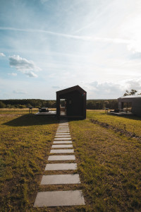 auszeit tollensesee mecklenburger seenplatte mecklenburg-vorpommern neubrandenburg energieneutral energiepositiv minimalhäuser tiny houses plastikvermeidung geringer co-2-fussabdruck holz ökologische bauweise photovoltaik urlaub mit kindern mit hund am wasser entspannung ruhe einsamkeit cabin
