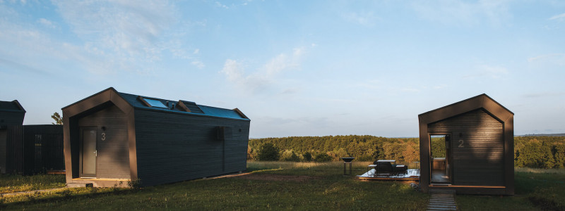 auszeit tollensesee mecklenburger seenplatte mecklenburg-vorpommern neubrandenburg energieneutral energiepositiv minimalhäuser tiny houses plastikvermeidung geringer co-2-fussabdruck holz ökologische bauweise photovoltaik urlaub mit kindern mit hund am wasser entspannung ruhe einsamkeitc cabins 2 und 3