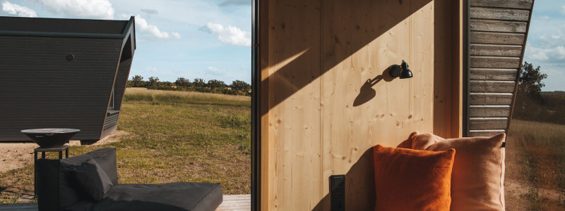 auszeit tollensesee mecklenburger seenplatte mecklenburg-vorpommern neubrandenburg energieneutral energiepositiv minimalhäuser tiny houses plastikvermeidung geringer co-2-fussabdruck holz ökologische bauweise photovoltaik urlaub mit kindern mit hund am wasser entspannung ruhe einsamkeit liegefenster aussicht terrasse liegesack