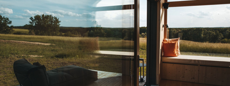 auszeit tollensesee mecklenburger seenplatte mecklenburg-vorpommern neubrandenburg energieneutral energiepositiv minimalhäuser tiny houses plastikvermeidung geringer co-2-fussabdruck holz ökologische bauweise photovoltaik urlaub mit kindern mit hund am wasser entspannung ruhe einsamkeit liegefenster terrasse