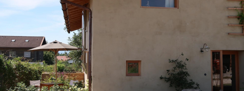 baierbach stube simssee chiemsee chiemgau lehm holz kalk schafwolle ferienwohnung fuer zwei nils moormann haus terrasse