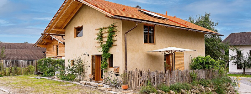 baierbach stube simssee chiemsee chiemgau lehm holz kalk schafwolle ferienwohnung fuer zwei nils moormann aussenansicht