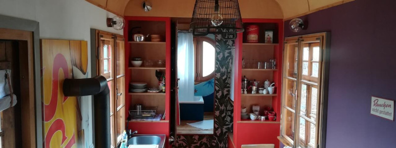benno der wagen aussergewoehnliche unterkunft zirkuswagen schiessbude tiny house weniger ist mehr es braucht nicht viel zum gluecklichsein frankenwald rennsteig nordbayern bayern ganz weit oben thueringen recycle reuse upcycling second hand flohmarktfunde kleinanzeigen wiederverwenden urlaub im gruenen in der natur ruhe waldbaden innenaufnahme