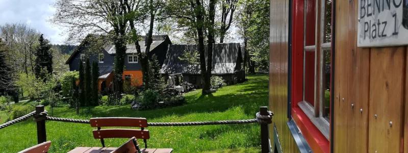 benno der wagen aussergewoehnliche unterkunft zirkuswagen schiessbude tiny house weniger ist mehr es braucht nicht viel zum gluecklichsein frankenwald rennsteig nordbayern bayern ganz weit oben thueringen recycle reuse upcycling second hand flohmarktfunde kleinanzeigen wiederverwenden urlaub im gruenen in der natur ruhe waldbaden veranda mit blick auf die finkenburg