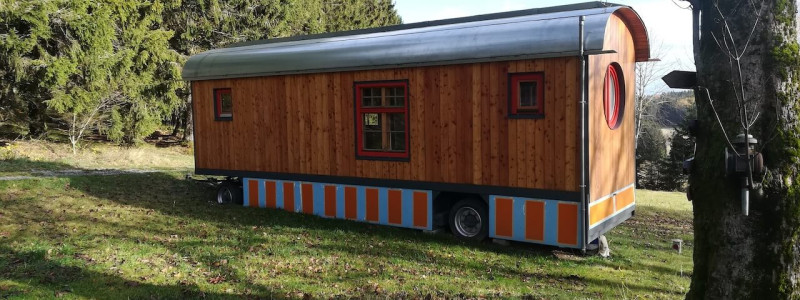 benno der wagen aussergewoehnliche unterkunft zirkuswagen schiessbude tiny house weniger ist mehr es braucht nicht viel zum gluecklichsein frankenwald rennsteig nordbayern bayern ganz weit oben thueringen recycle reuse upcycling second hand flohmarktfunde kleinanzeigen wiederverwenden urlaub im gruenen in der natur ruhe waldbaden aussenansicht von hinten