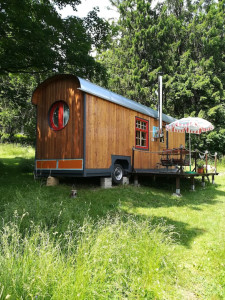 benno der wagen aussergewoehnliche unterkunft zirkuswagen schiessbude tiny house weniger ist mehr es braucht nicht viel zum gluecklichsein frankenwald rennsteig nordbayern bayern ganz weit oben thueringen recycle reuse upcycling second hand flohmarktfunde kleinanzeigen wiederverwenden urlaub im gruenen in der natur ruhe waldbaden aussenaufnahme veranda sonnenschirm